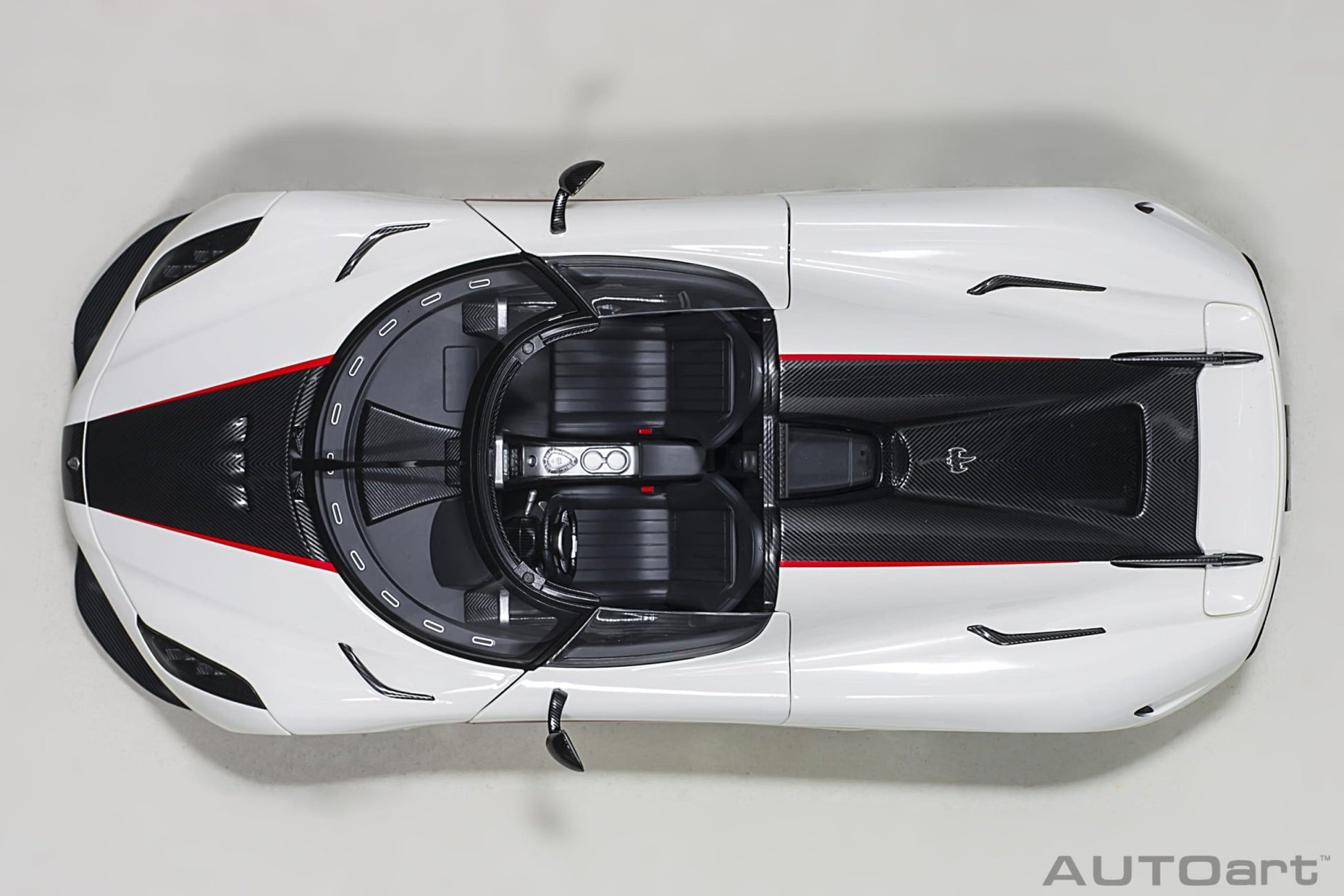 AutoArt Koenigsegg Regera - Arctic White/Carbon with Red accents 1:18 Modell - Artexio