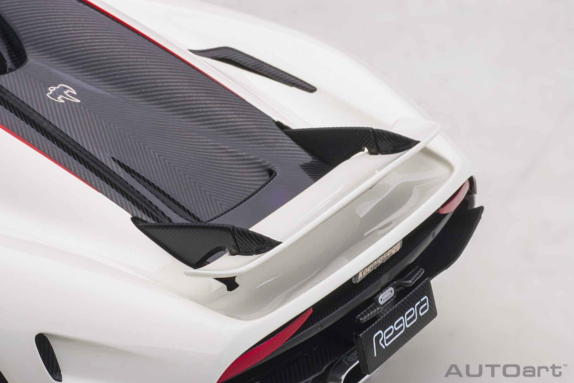 AutoArt Koenigsegg Regera - Arctic White/Carbon with Red accents 1:18 Modell - Artexio