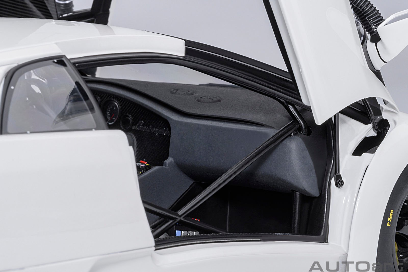 AutoArt Lamborghini Diablo GTR (Impact White) 1:18 Modell