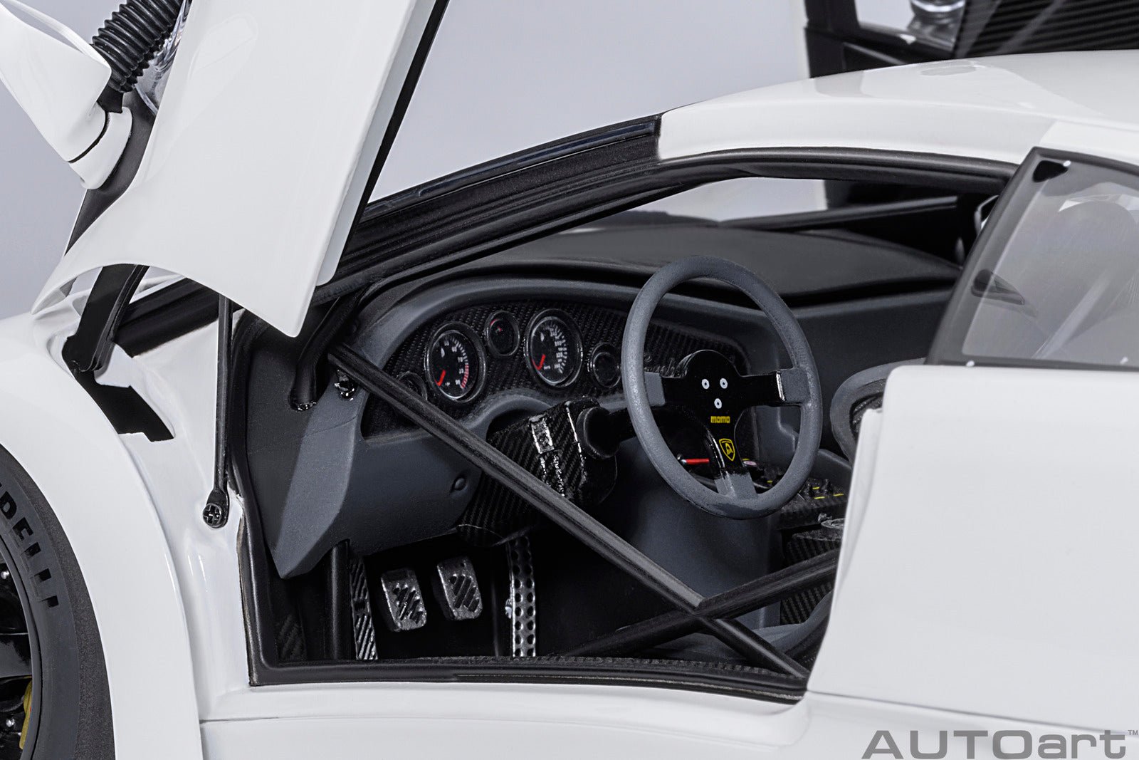 AutoArt Lamborghini Diablo GTR (Impact White) 1:18 Modell