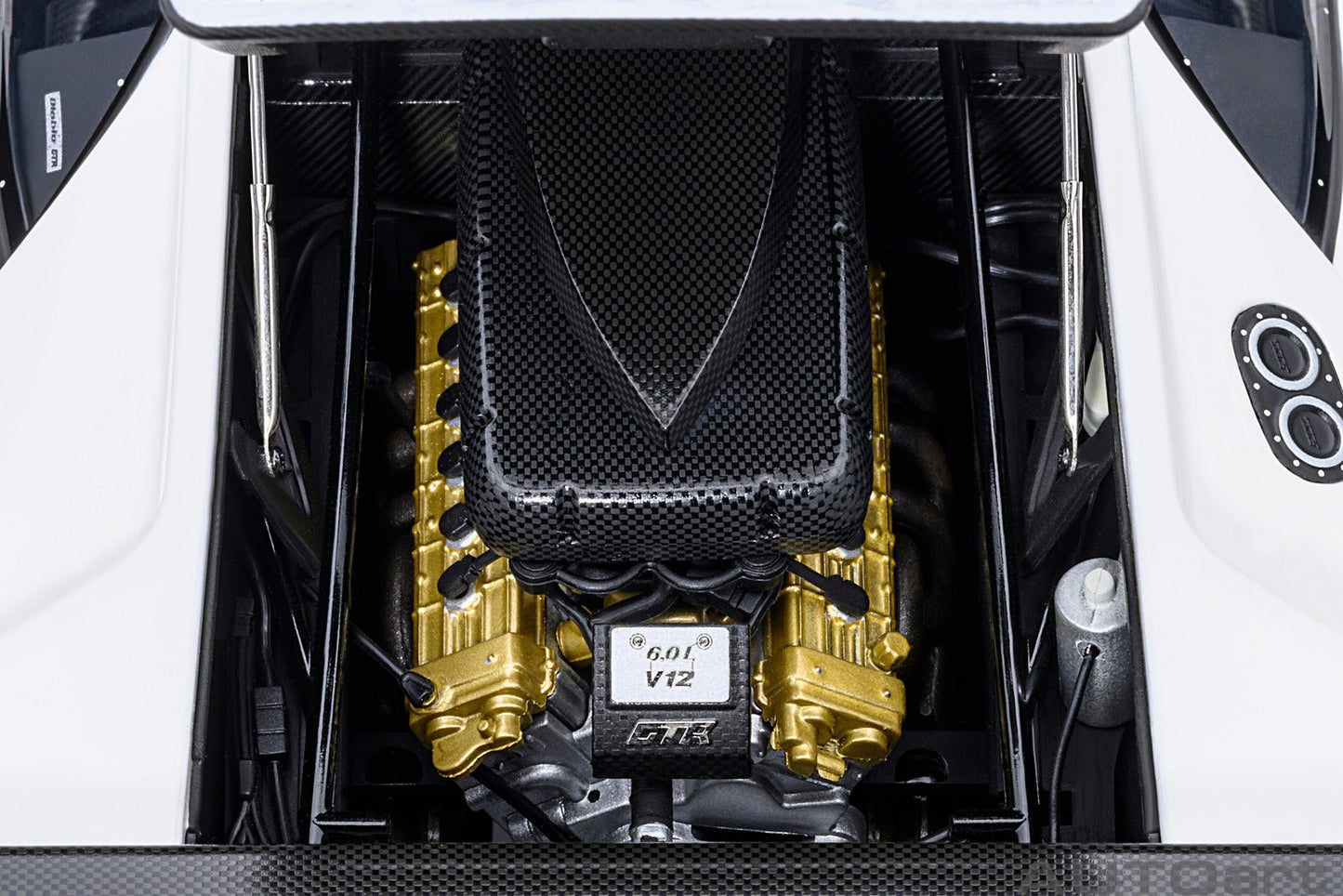 AutoArt Lamborghini Diablo GTR (Impact White) 1:18 Modell