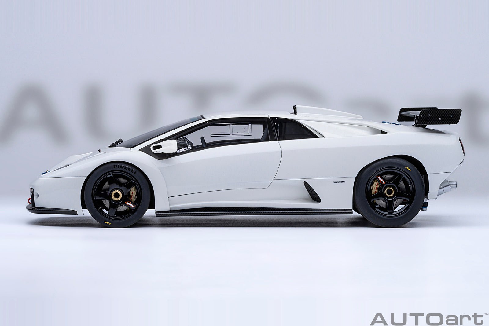 AutoArt Lamborghini Diablo GTR (Impact White) 1:18 Modell – Artexio