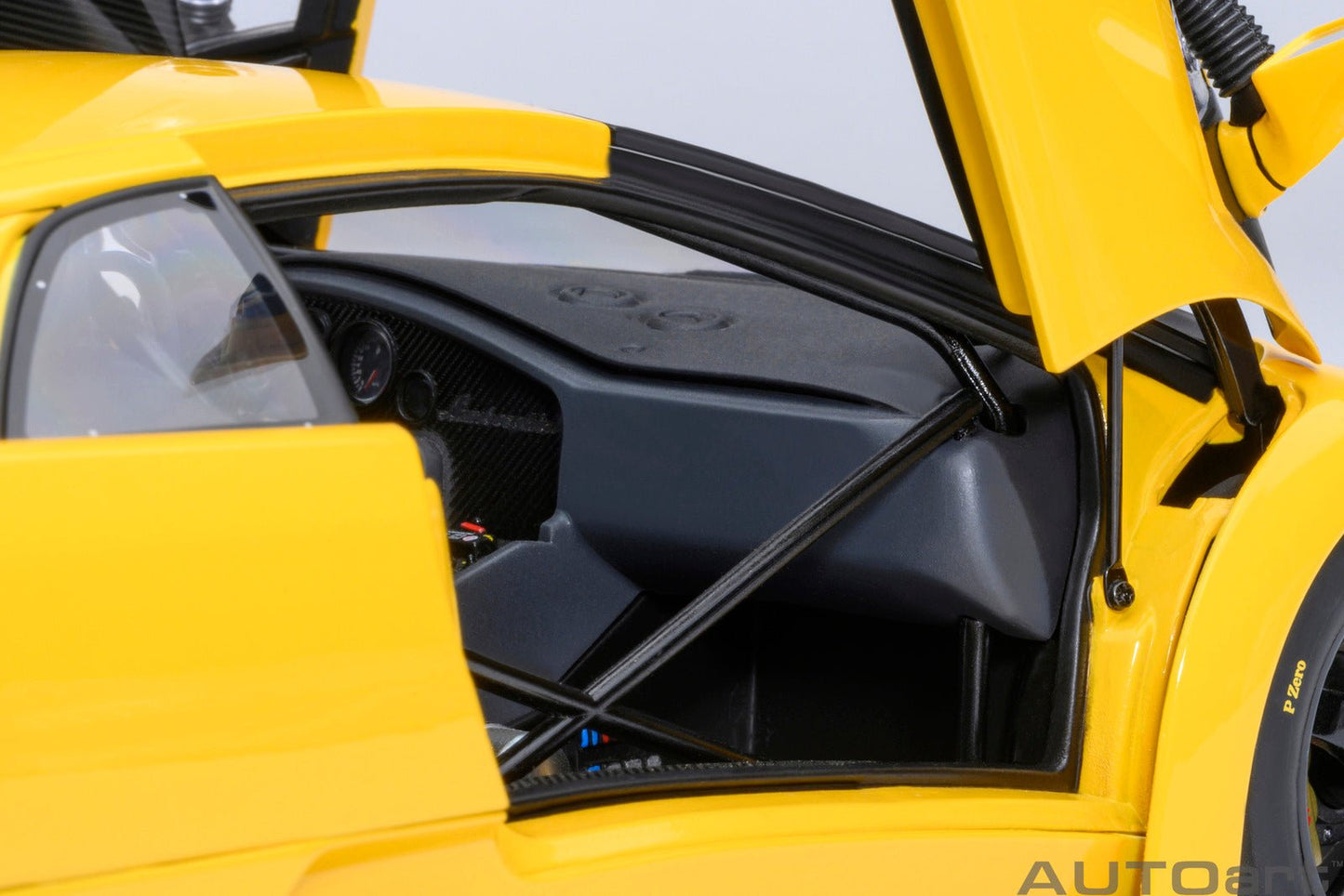 AutoArt Lamborghini Diablo GTR (Superfly Yellow) 1:18 Modell