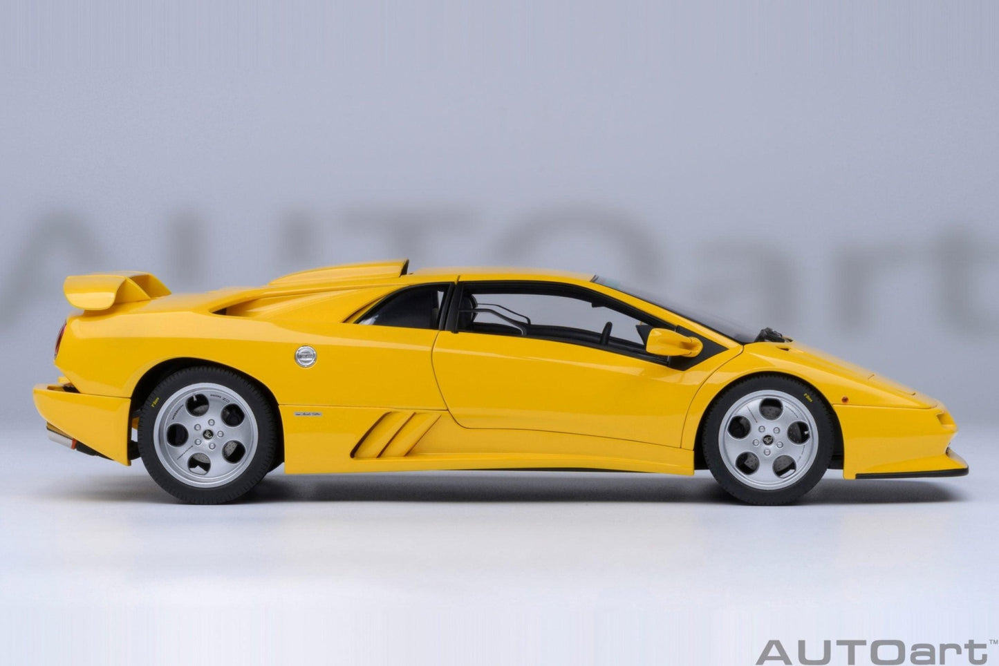 AutoArt Lamborghini Diablo SE JOTA - Superfly Yellow 1:18 Modell - Artexio