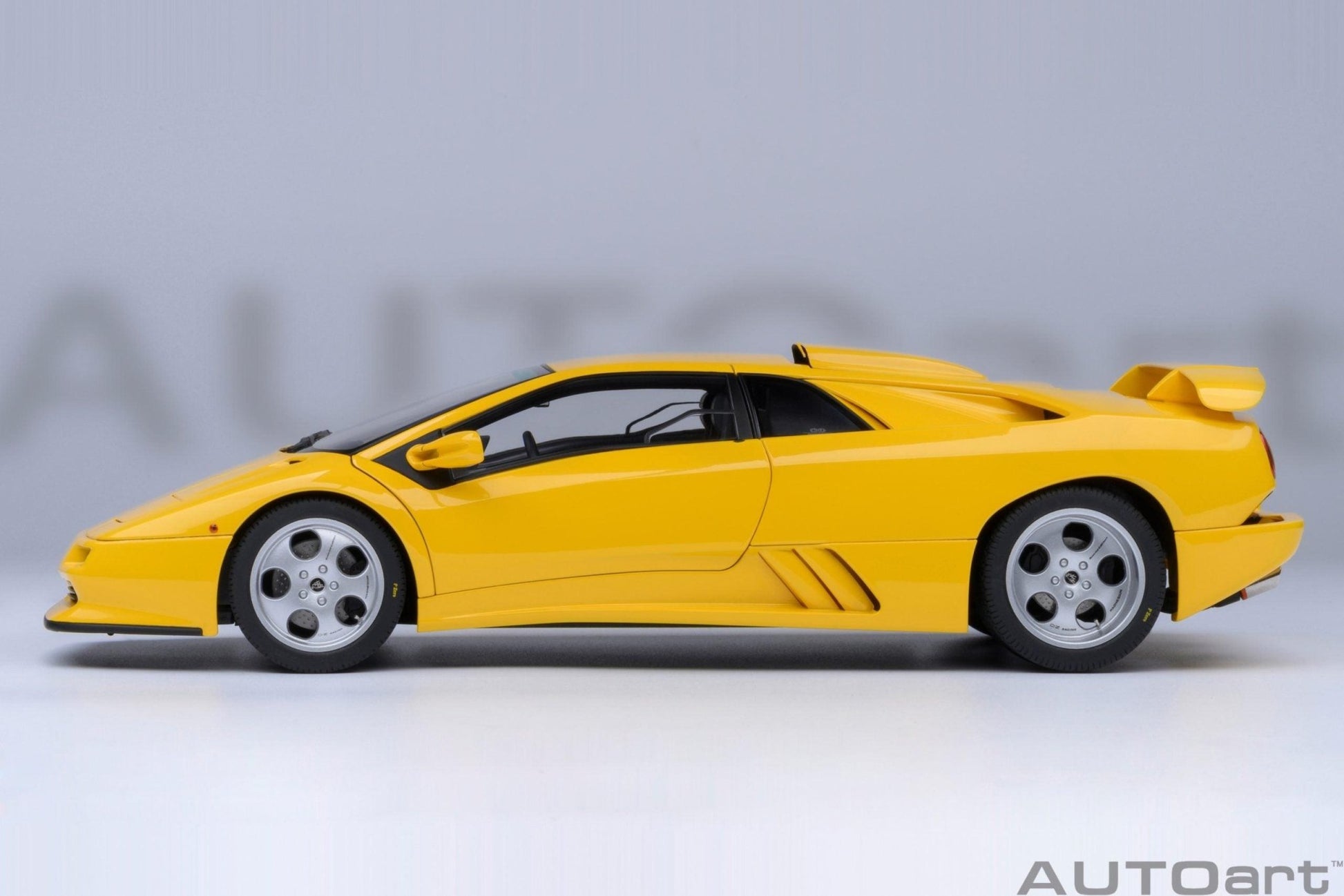 AutoArt Lamborghini Diablo SE JOTA - Superfly Yellow 1:18 Modell - Artexio