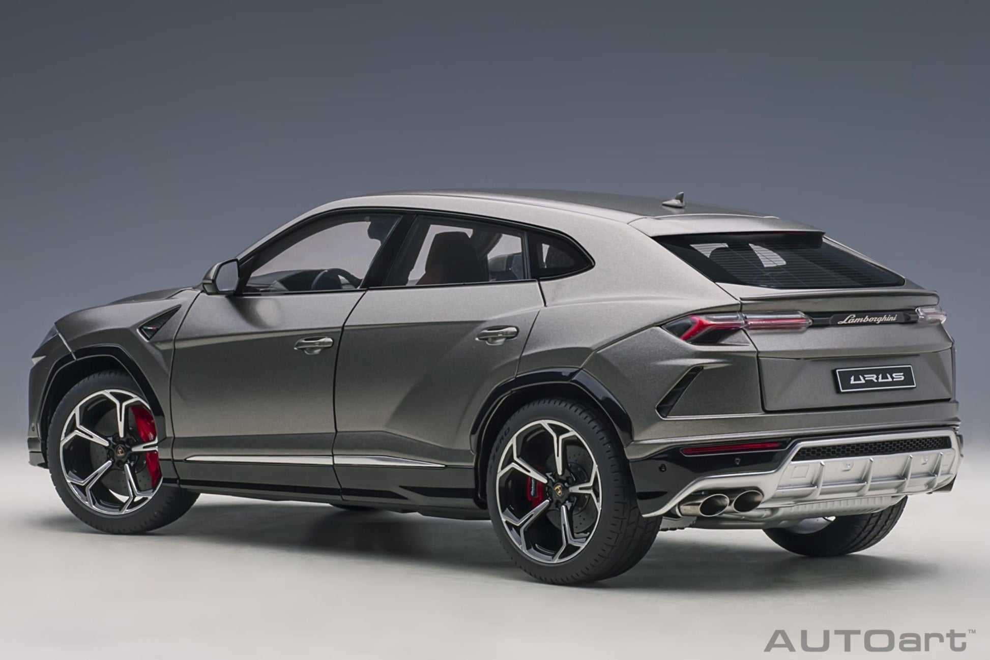 AutoArt Lamborghini Urus - Grigio Titans 1:18 Modell - Artexio