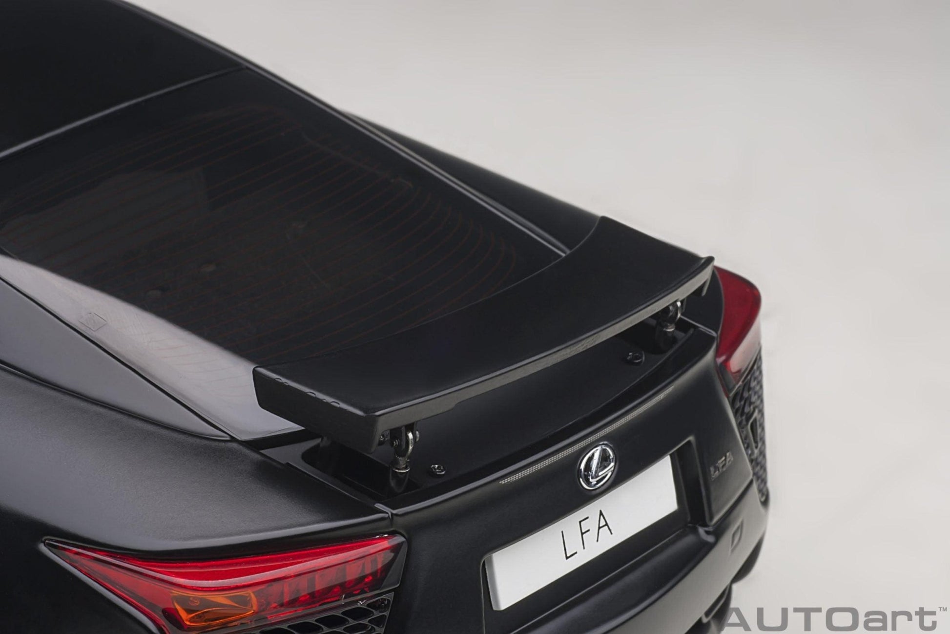 AutoArt Lexus LFA - Matt Black 1:18 Modell - Artexio