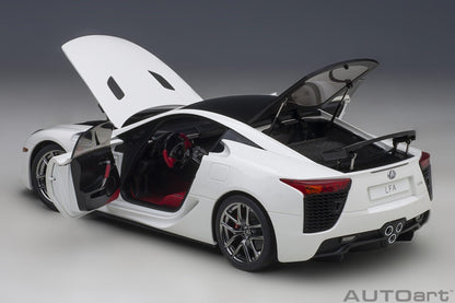 AutoArt Lexus LFA - Whitest White/Carbon 1:18 Modell - Artexio