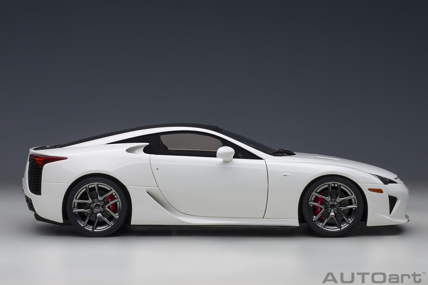 AutoArt Lexus LFA - Whitest White/Carbon 1:18 Modell - Artexio