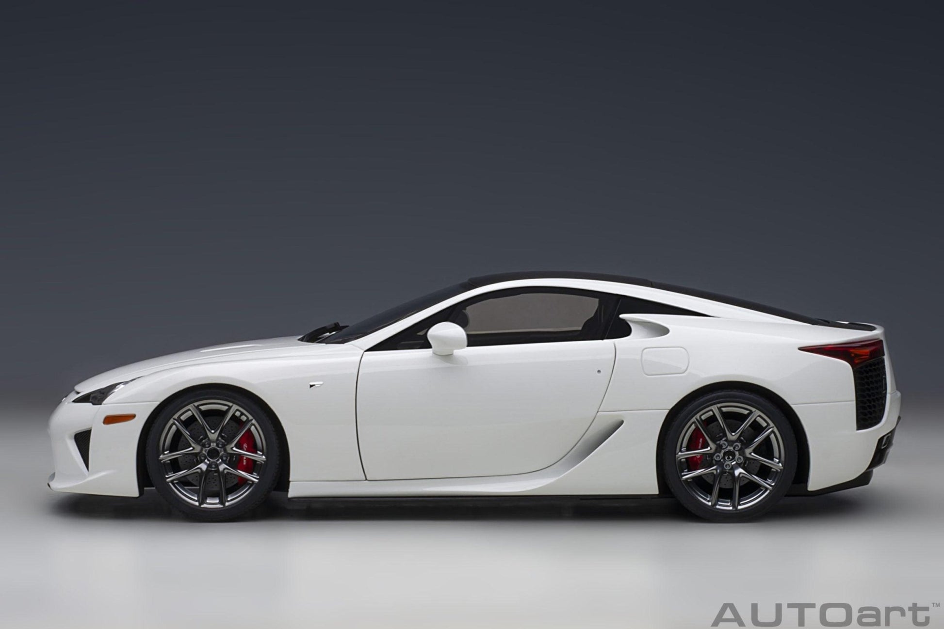 AutoArt Lexus LFA - Whitest White/Carbon 1:18 Modell - Artexio