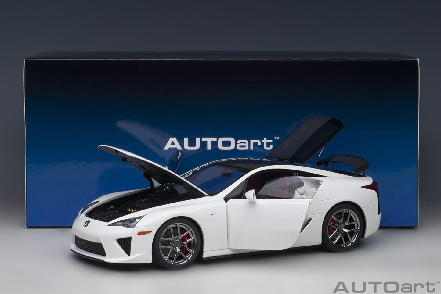 AutoArt Lexus LFA - Whitest White/Carbon 1:18 Modell - Artexio