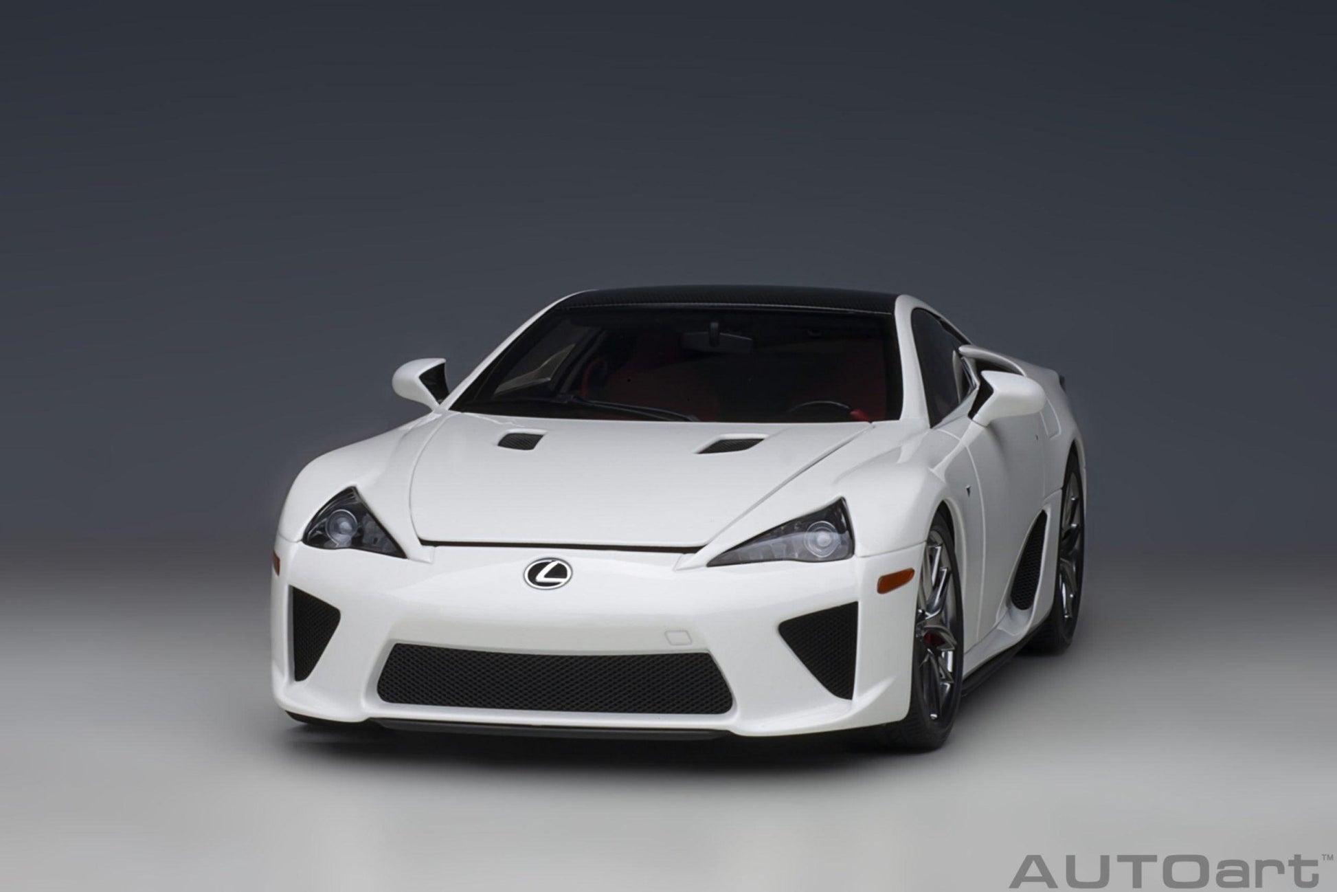 AutoArt Lexus LFA - Whitest White/Carbon 1:18 Modell - Artexio