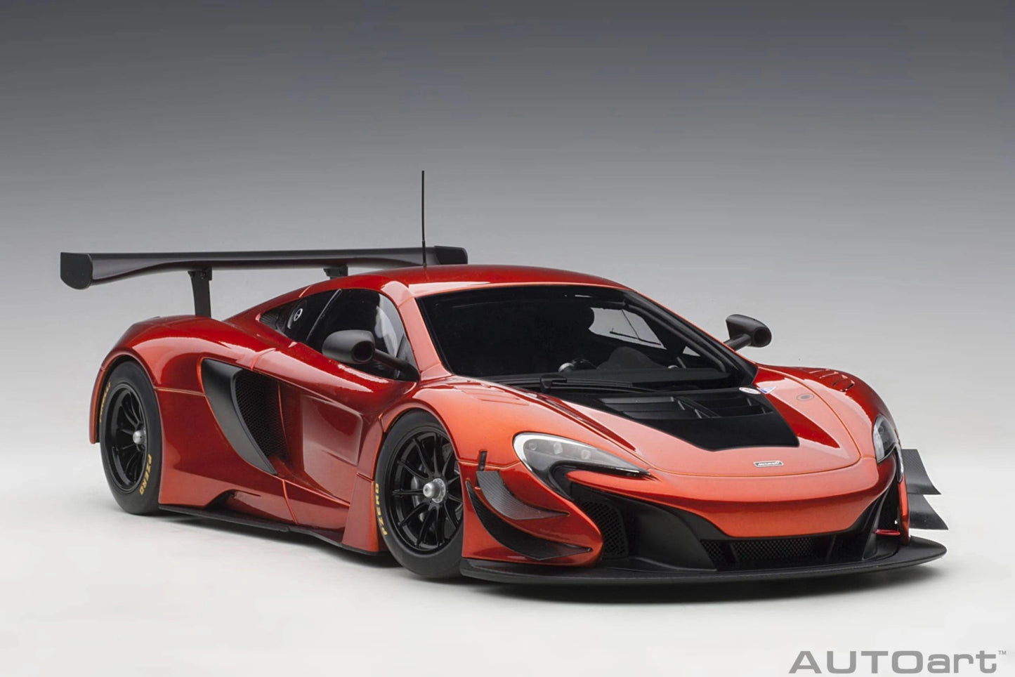 AutoArt McLAREN 650S GT3 - Volcano Orange/Black Accents 1:18 Modell - Artexio