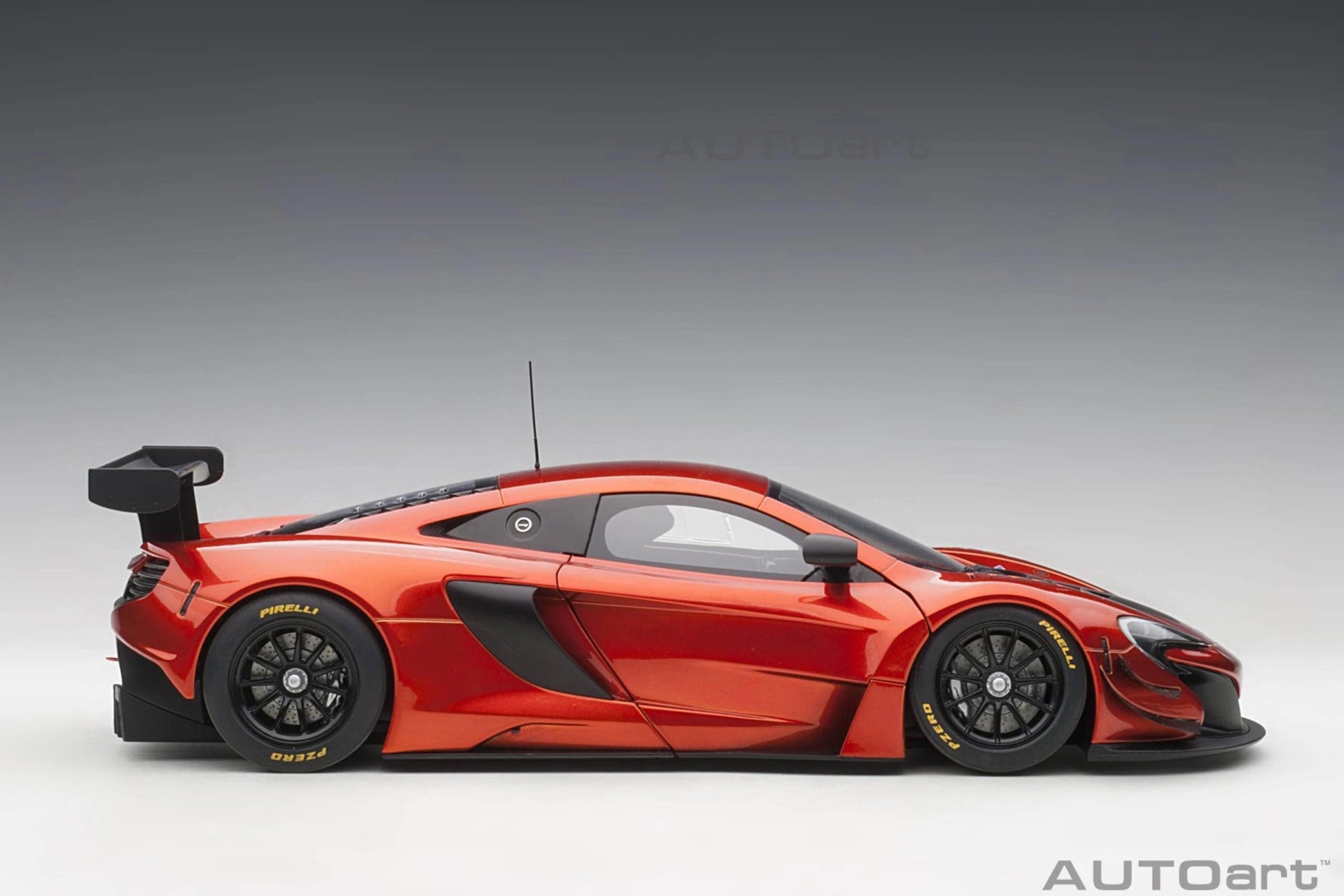 AutoArt McLAREN 650S GT3 - Volcano Orange/Black Accents 1:18 Modell - Artexio