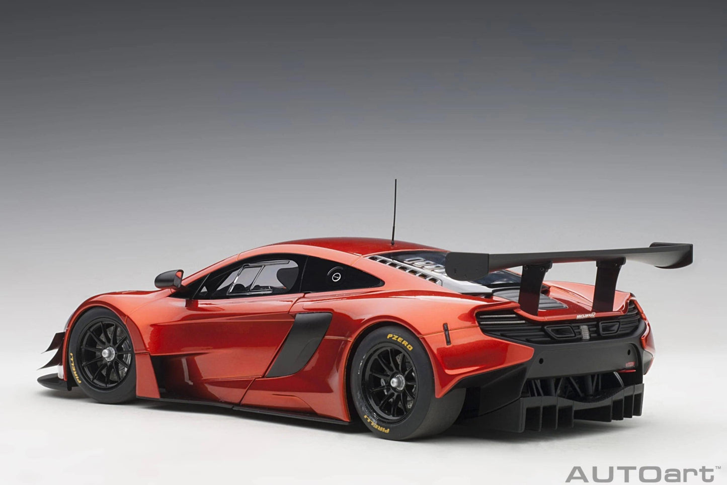 AutoArt McLAREN 650S GT3 - Volcano Orange/Black Accents 1:18 Modell - Artexio