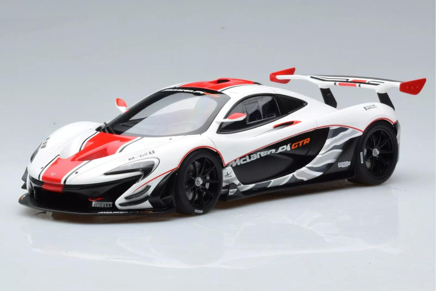 AutoArt McLAREN P1 GTR - Gloss White/Red Stripes) 1:18 Modell - Artexio