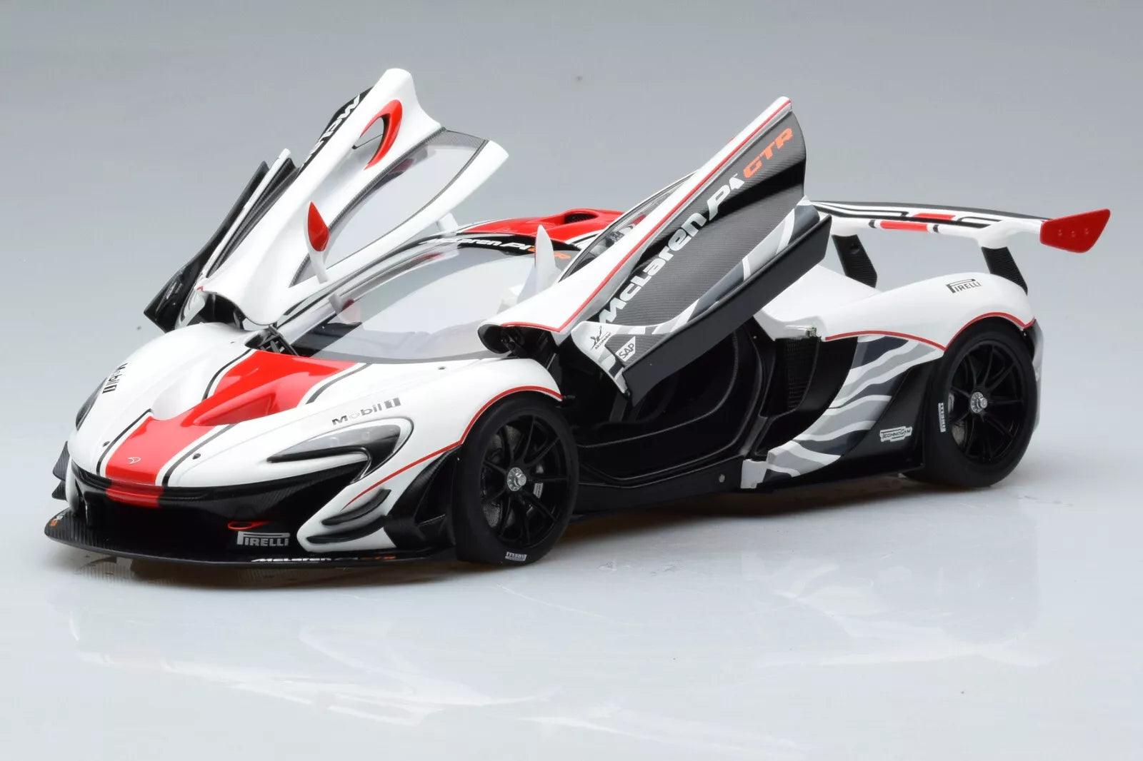 AutoArt McLAREN P1 GTR - Gloss White/Red Stripes) 1:18 Modell - Artexio