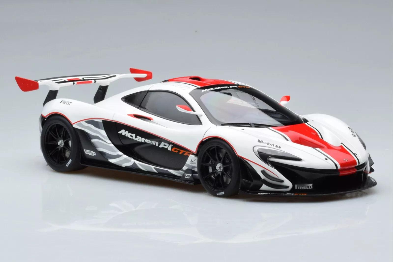 AutoArt McLAREN P1 GTR - Gloss White/Red Stripes) 1:18 Modell - Artexio