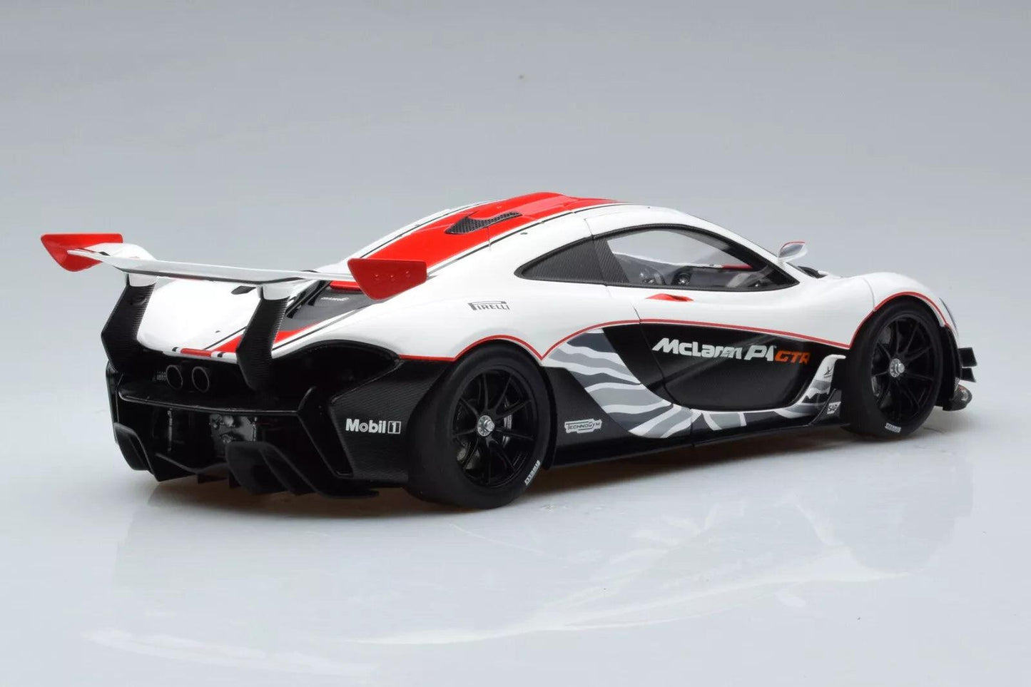 AutoArt McLAREN P1 GTR - Gloss White/Red Stripes) 1:18 Modell - Artexio