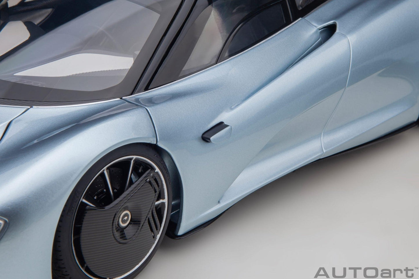 AutoArt McLaren Speedtail - Frozen Blue 1:18 Modell - Artexio