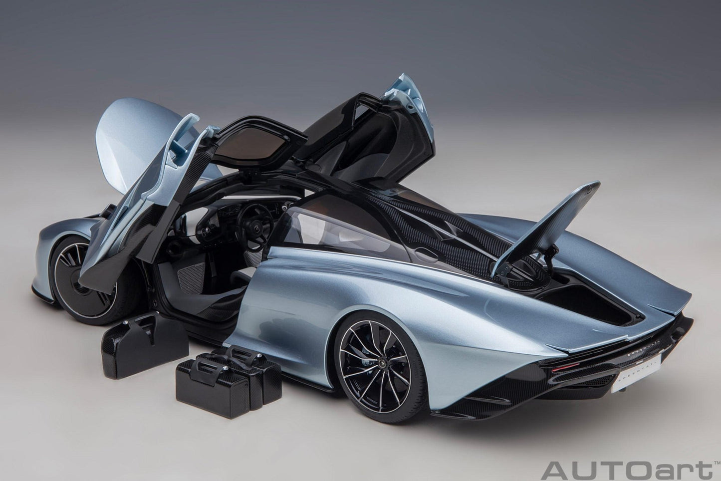 AutoArt McLaren Speedtail - Frozen Blue 1:18 Modell - Artexio