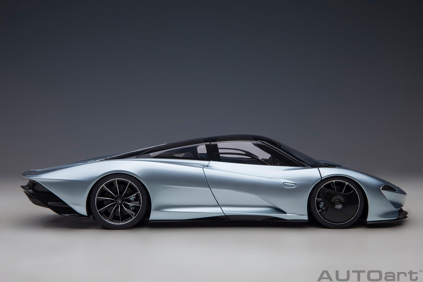 AutoArt McLaren Speedtail - Frozen Blue 1:18 Modell - Artexio