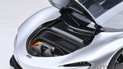 AutoArt McLaren Speedtail - Supernova Silver 1:18 Modell - Artexio