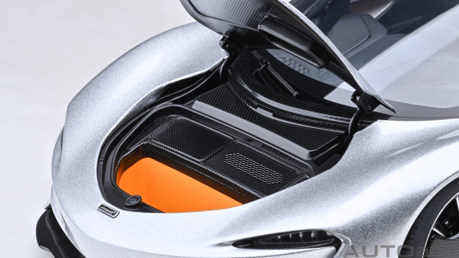 AutoArt McLaren Speedtail - Supernova Silver 1:18 Modell - Artexio