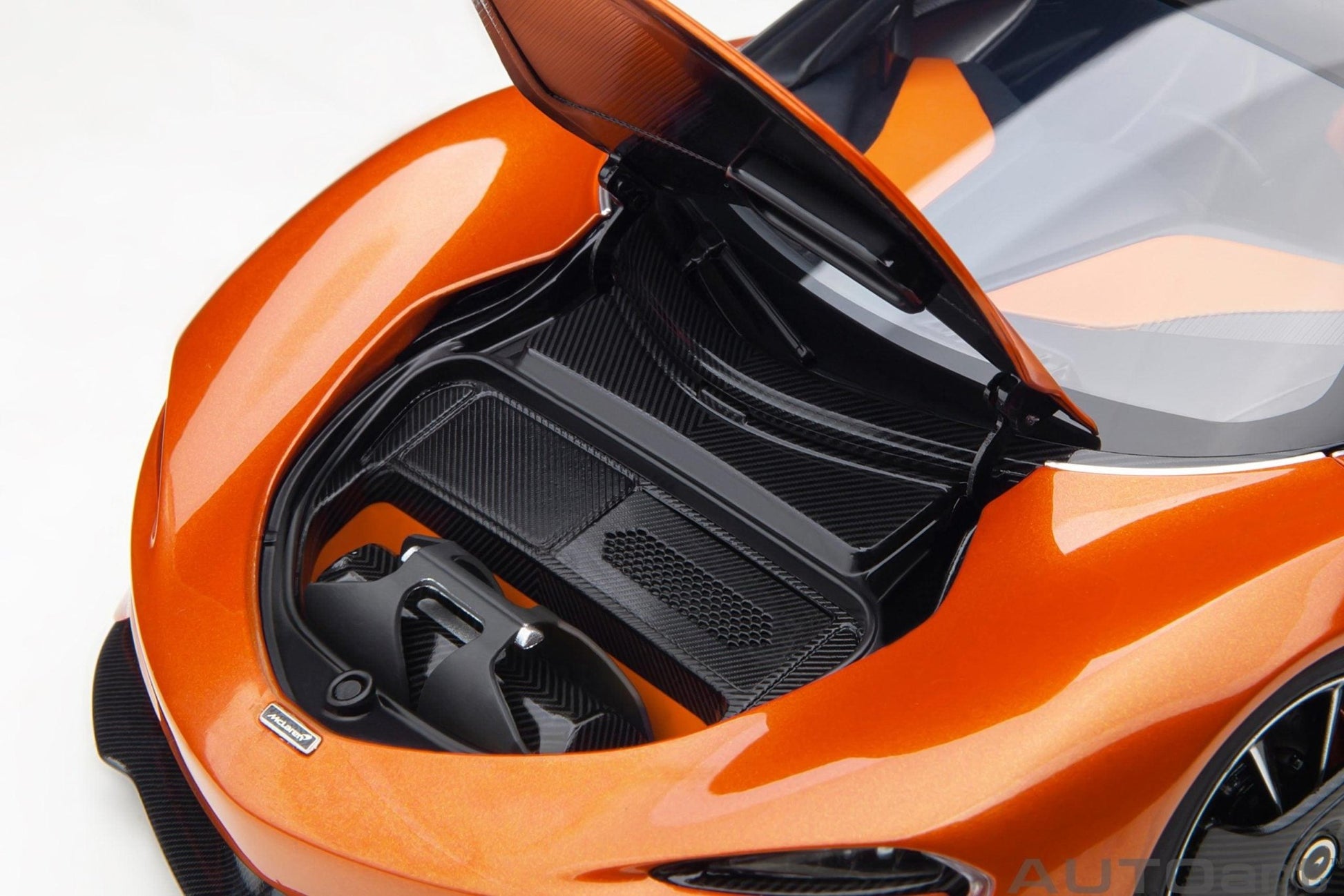 AutoArt McLaren Speedtail - Volcano Orange 1:18 Modell - Artexio