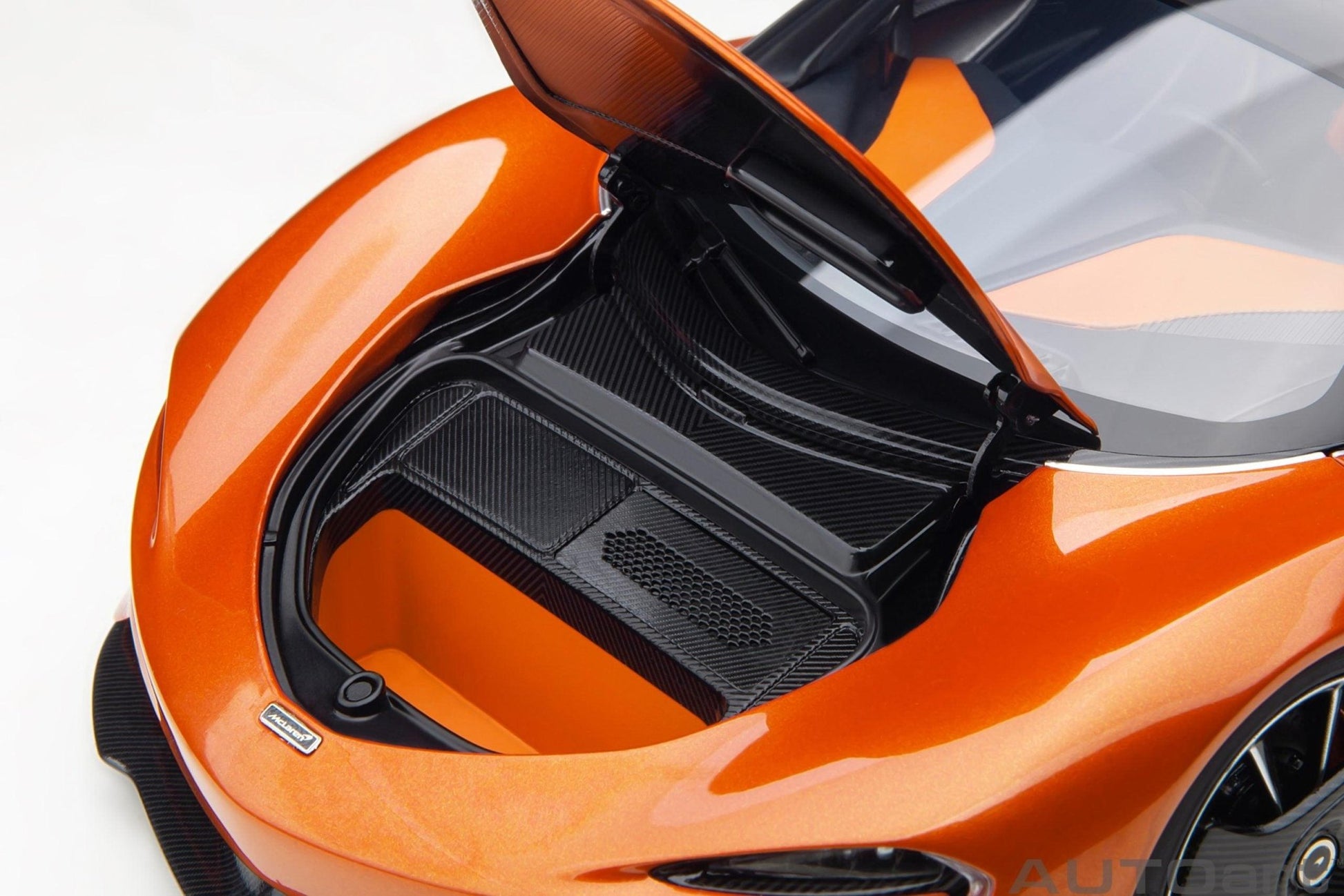 AutoArt McLaren Speedtail - Volcano Orange 1:18 Modell - Artexio