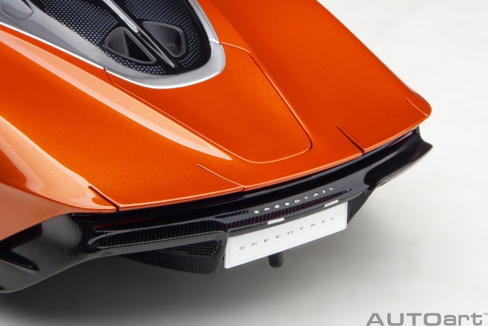 AutoArt McLaren Speedtail - Volcano Orange 1:18 Modell - Artexio