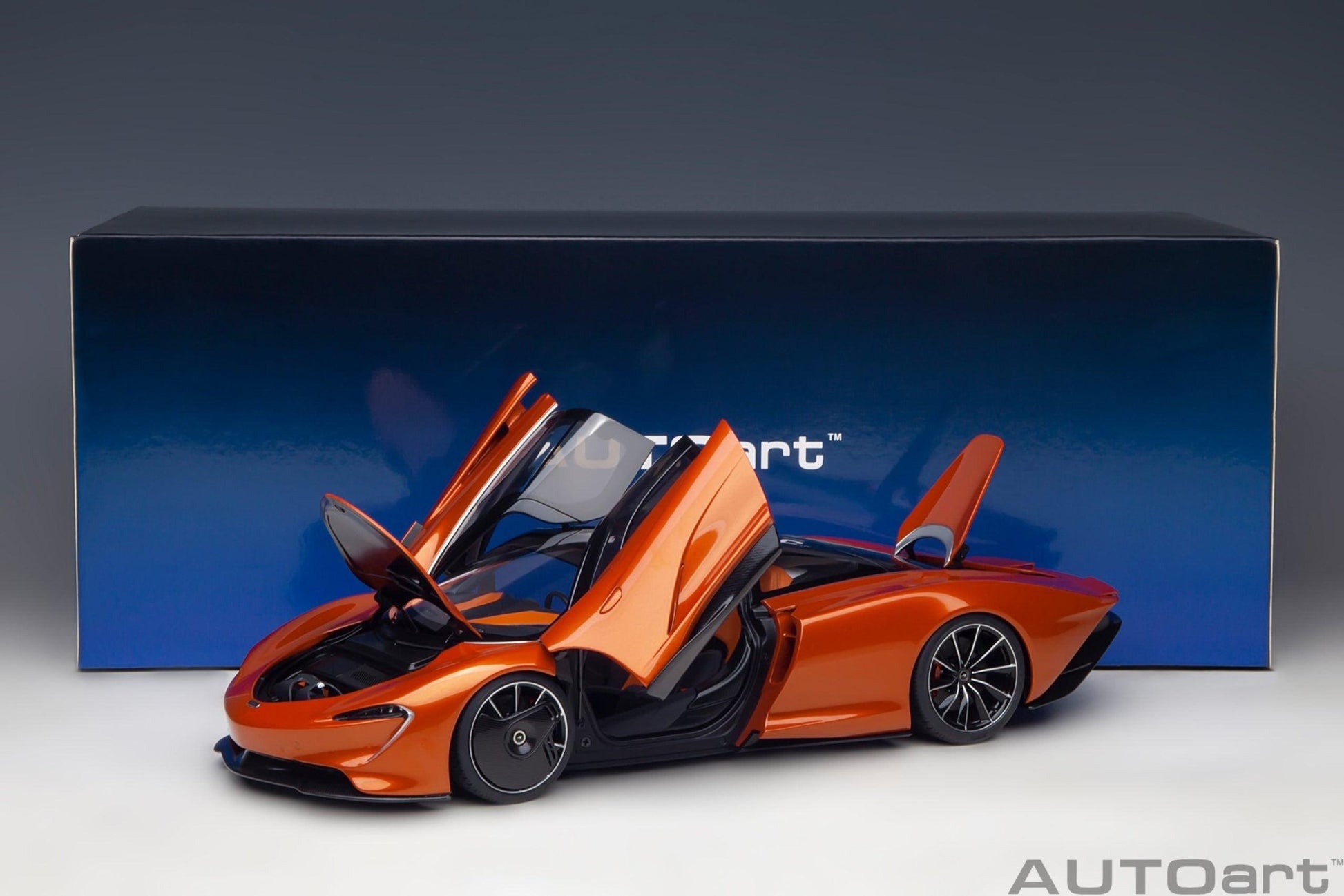 AutoArt McLaren Speedtail - Volcano Orange 1:18 Modell - Artexio