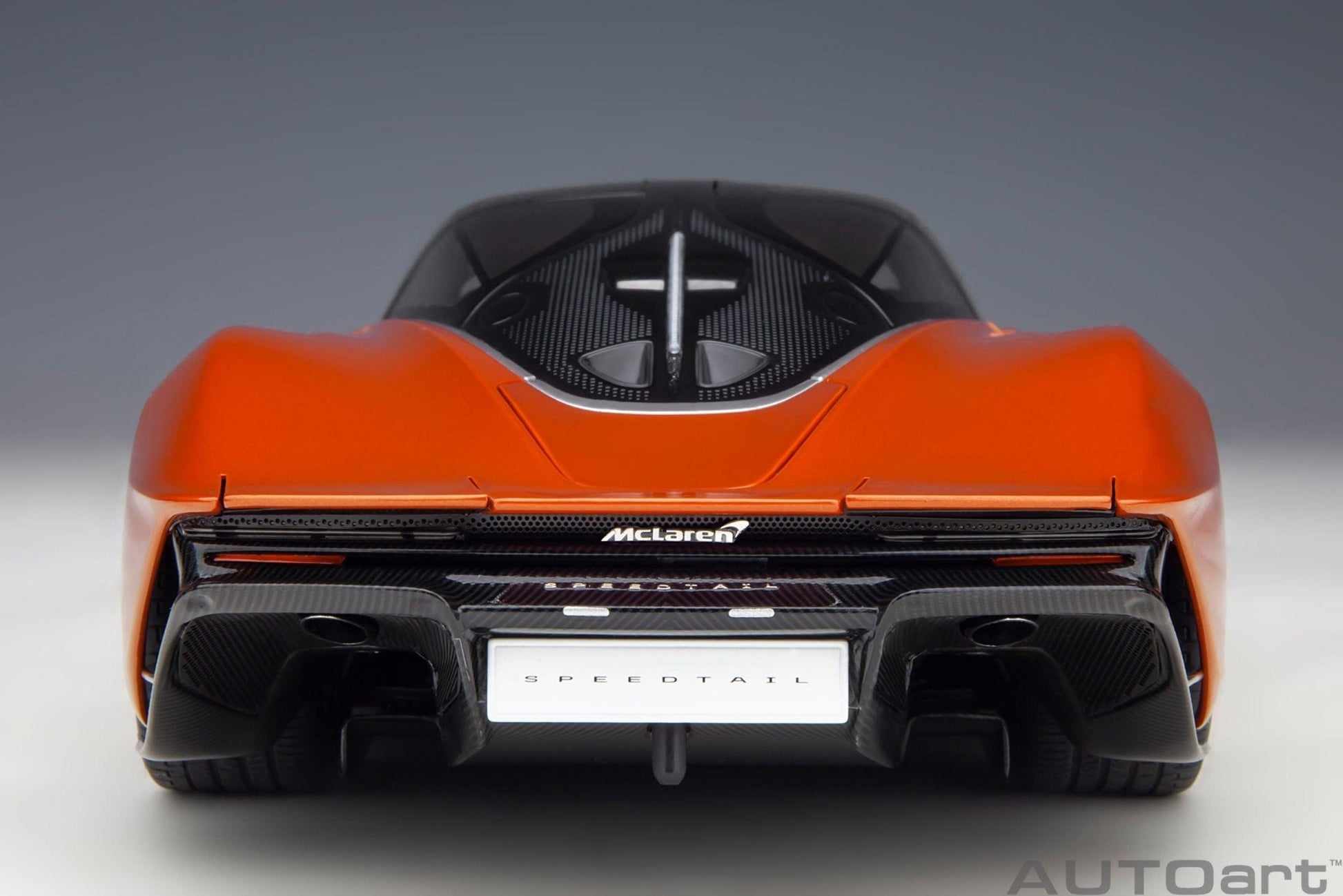 AutoArt McLaren Speedtail - Volcano Orange 1:18 Modell - Artexio