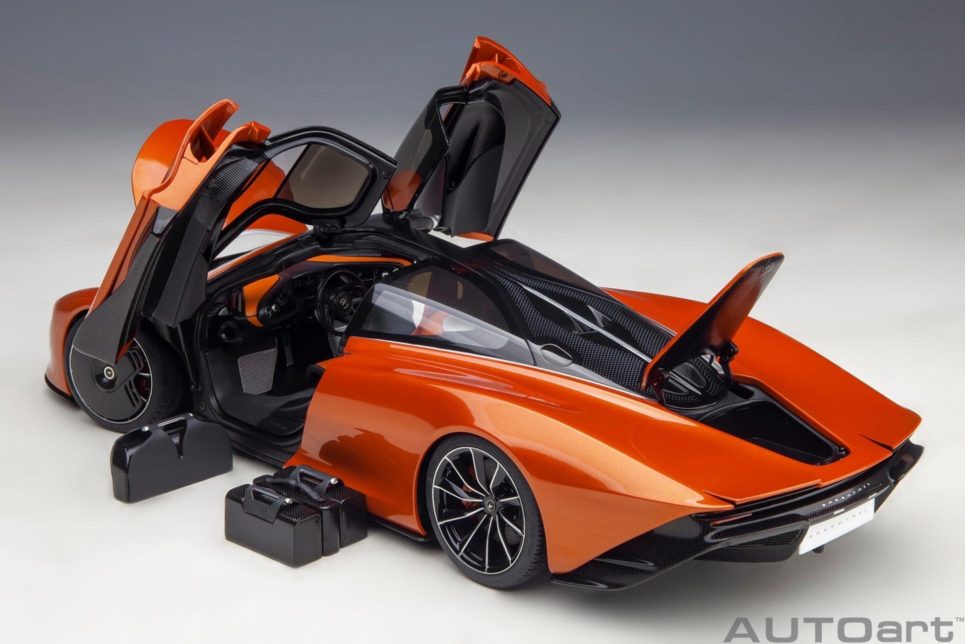 AutoArt McLaren Speedtail - Volcano Orange 1:18 Modell - Artexio