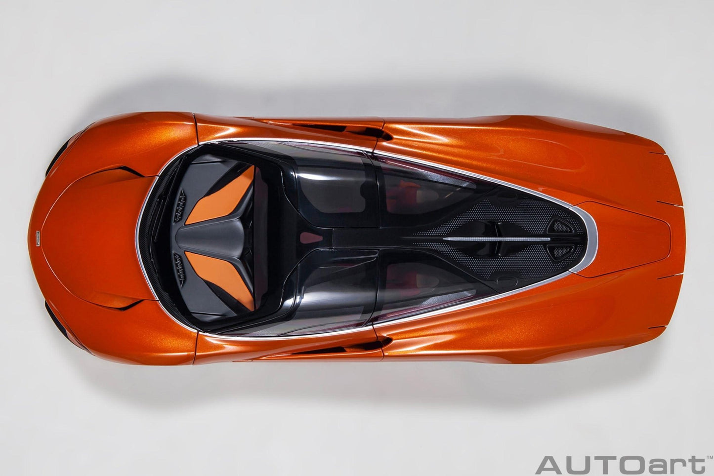 AutoArt McLaren Speedtail - Volcano Orange 1:18 Modell - Artexio