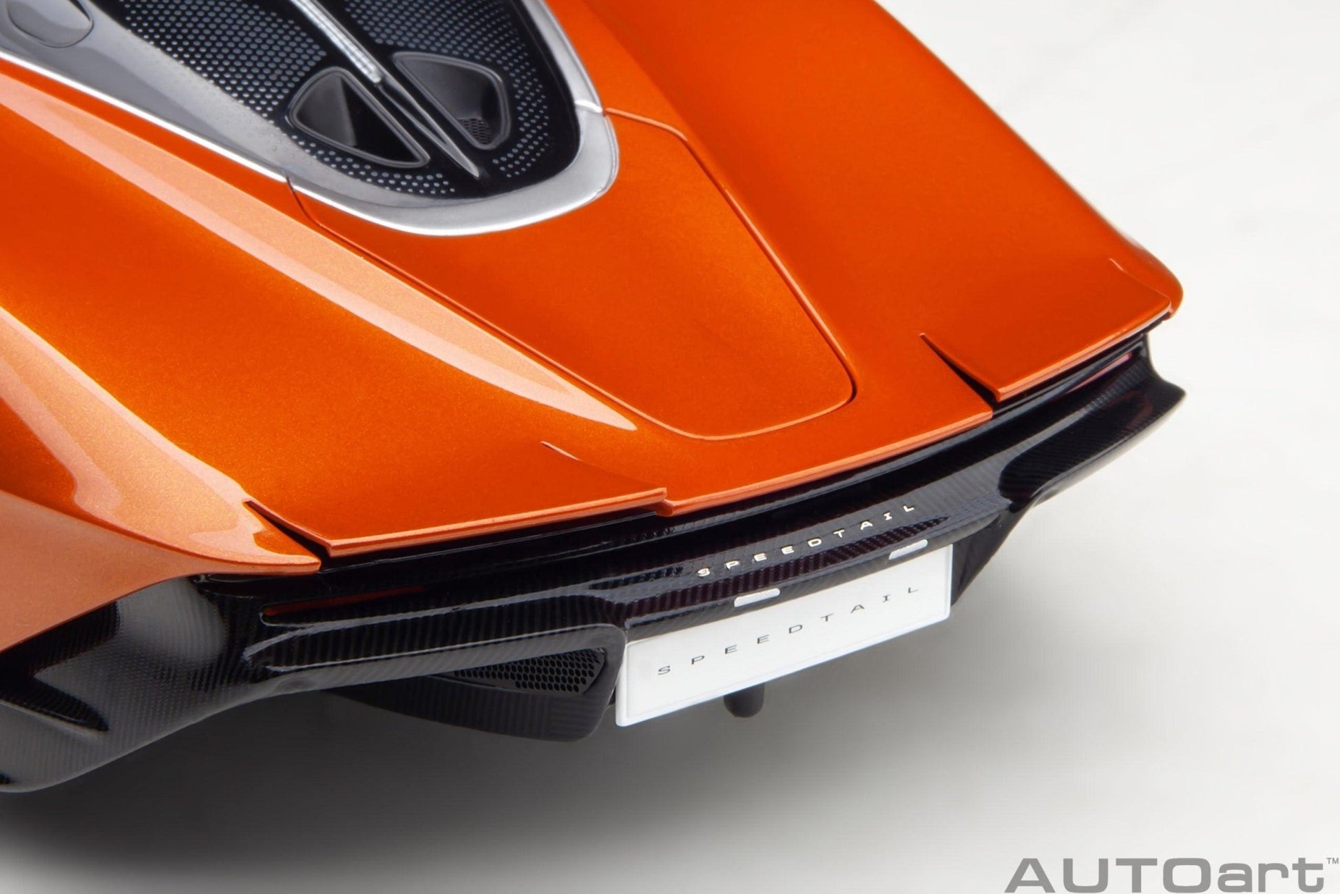 AutoArt McLaren Speedtail - Volcano Orange 1:18 Modell - Artexio