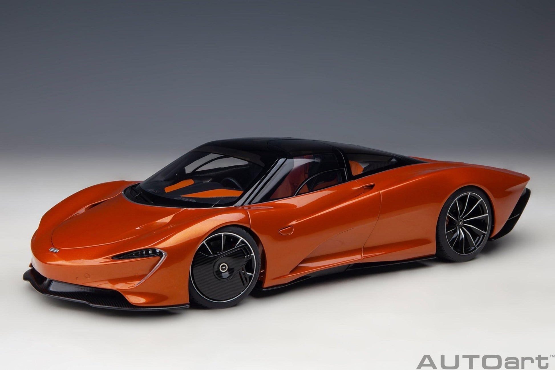 AutoArt McLaren Speedtail - Volcano Orange 1:18 Modell - Artexio