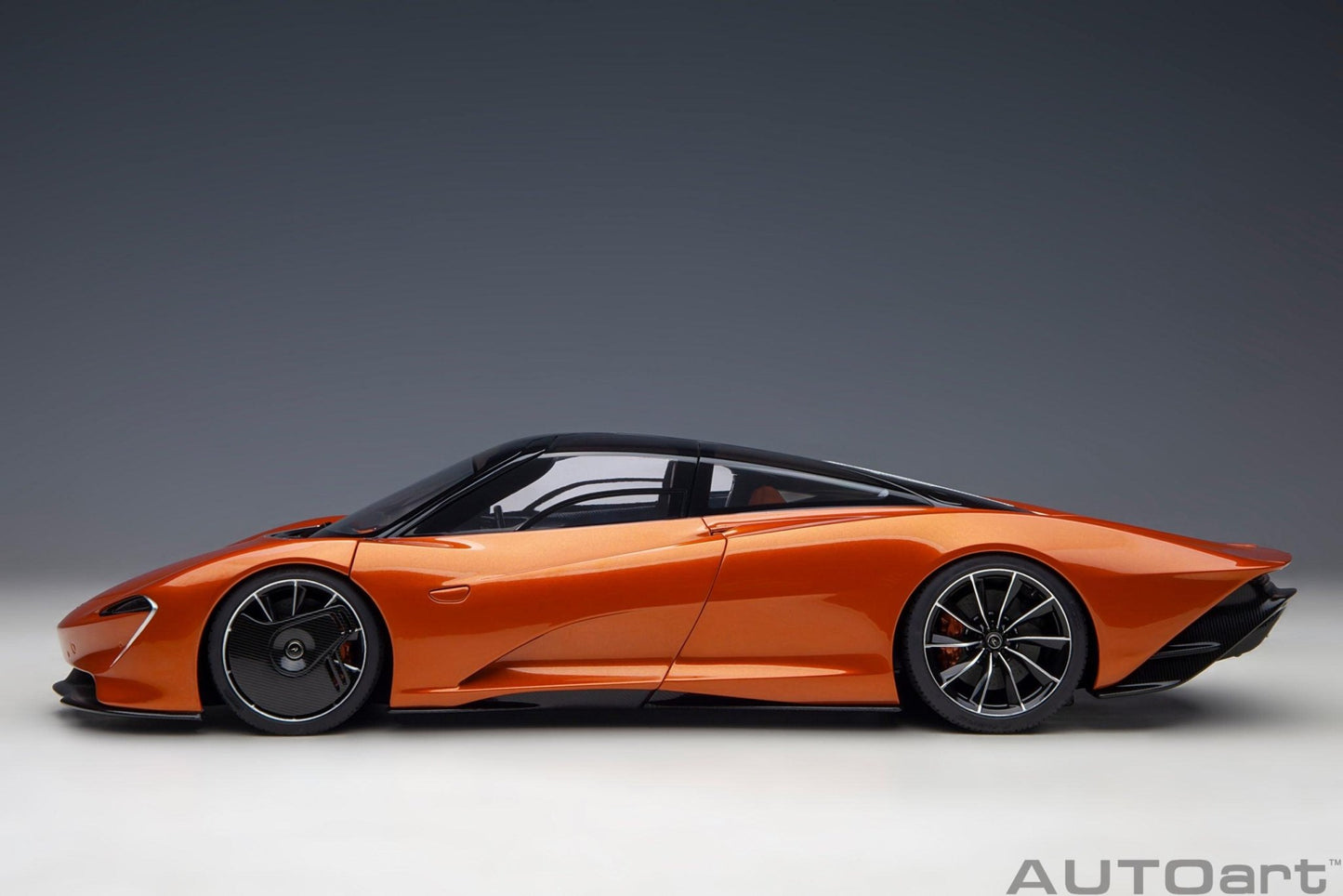 AutoArt McLaren Speedtail - Volcano Orange 1:18 Modell - Artexio