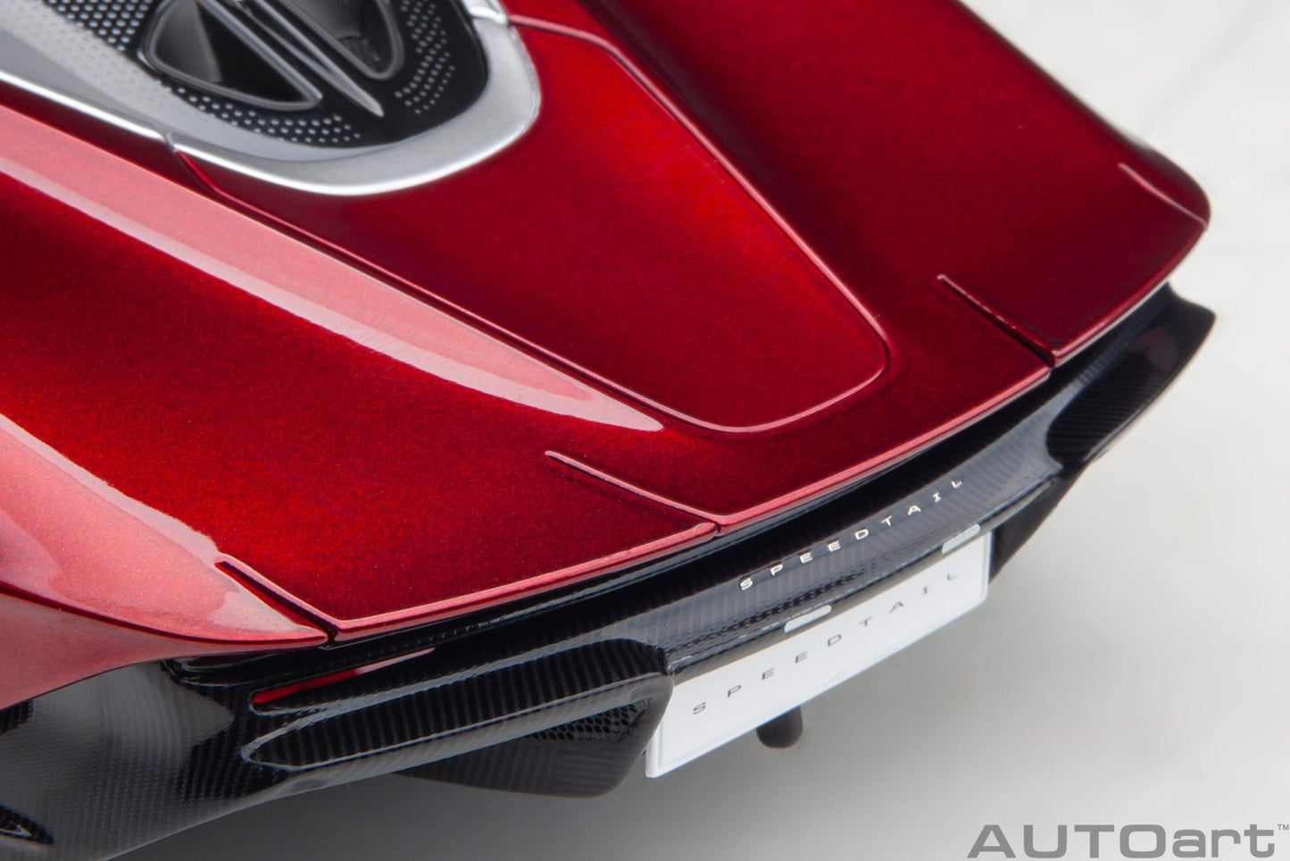 AutoArt McLaren Speedtail - Volcano Red 1:18 Modell - Artexio