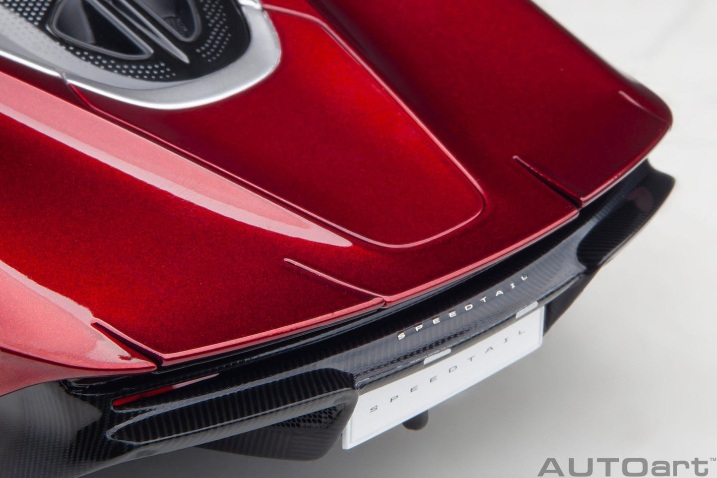 AutoArt McLaren Speedtail - Volcano Red 1:18 Modell - Artexio