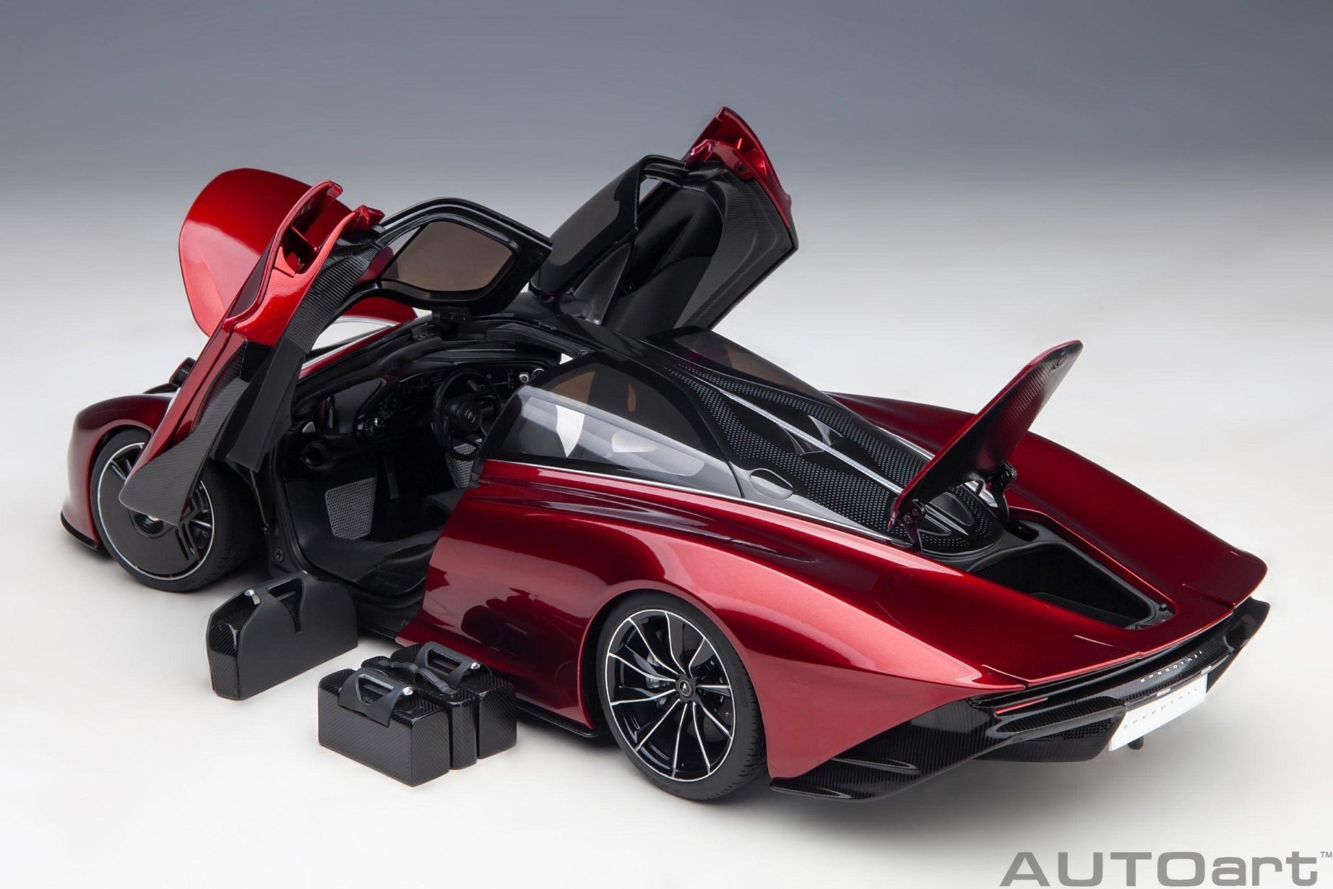 AutoArt McLaren Speedtail - Volcano Red 1:18 Modell - Artexio