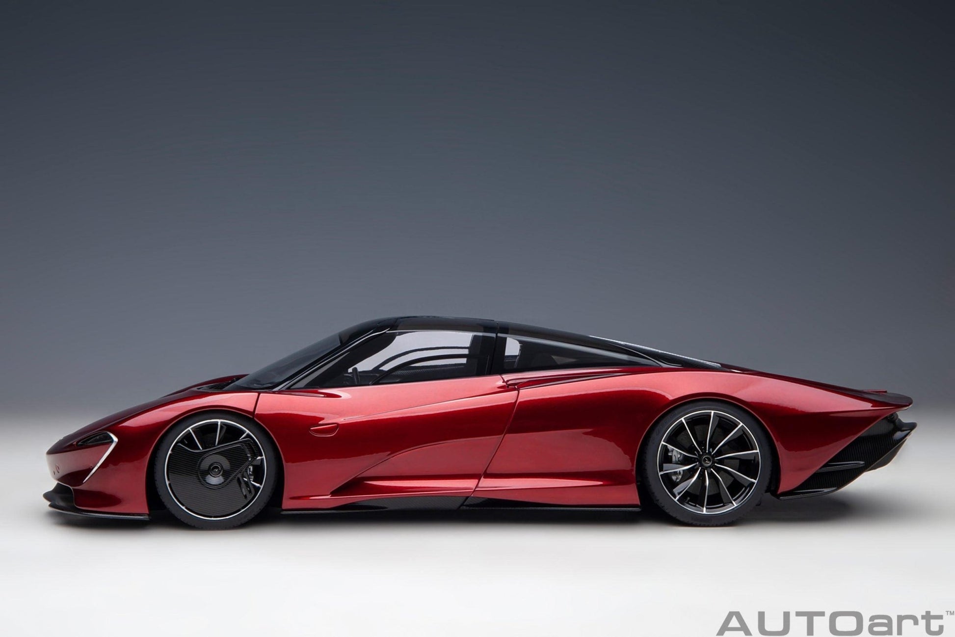 AutoArt McLaren Speedtail - Volcano Red 1:18 Modell - Artexio