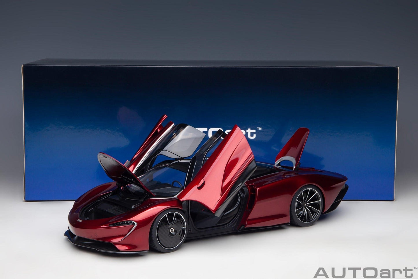 AutoArt McLaren Speedtail - Volcano Red 1:18 Modell - Artexio