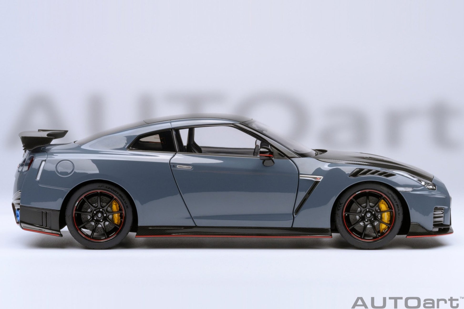 AutoArt Nissan GT - R (R35) Nismo 2022 Special Edition (Nismo Stealth Gray) 1:18 Modell - Artexio