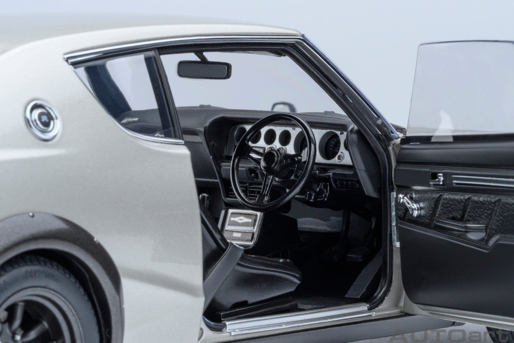 AutoArt Nissan Skyline 2000 GT-R (KPGC110) Tuned version Silver 1:18 Modell