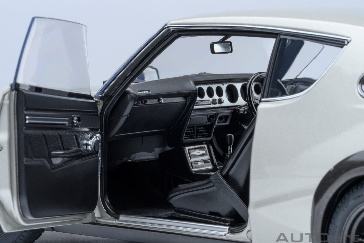 AutoArt Nissan Skyline 2000 GT-R (KPGC110) Tuned version Silver 1:18 Modell