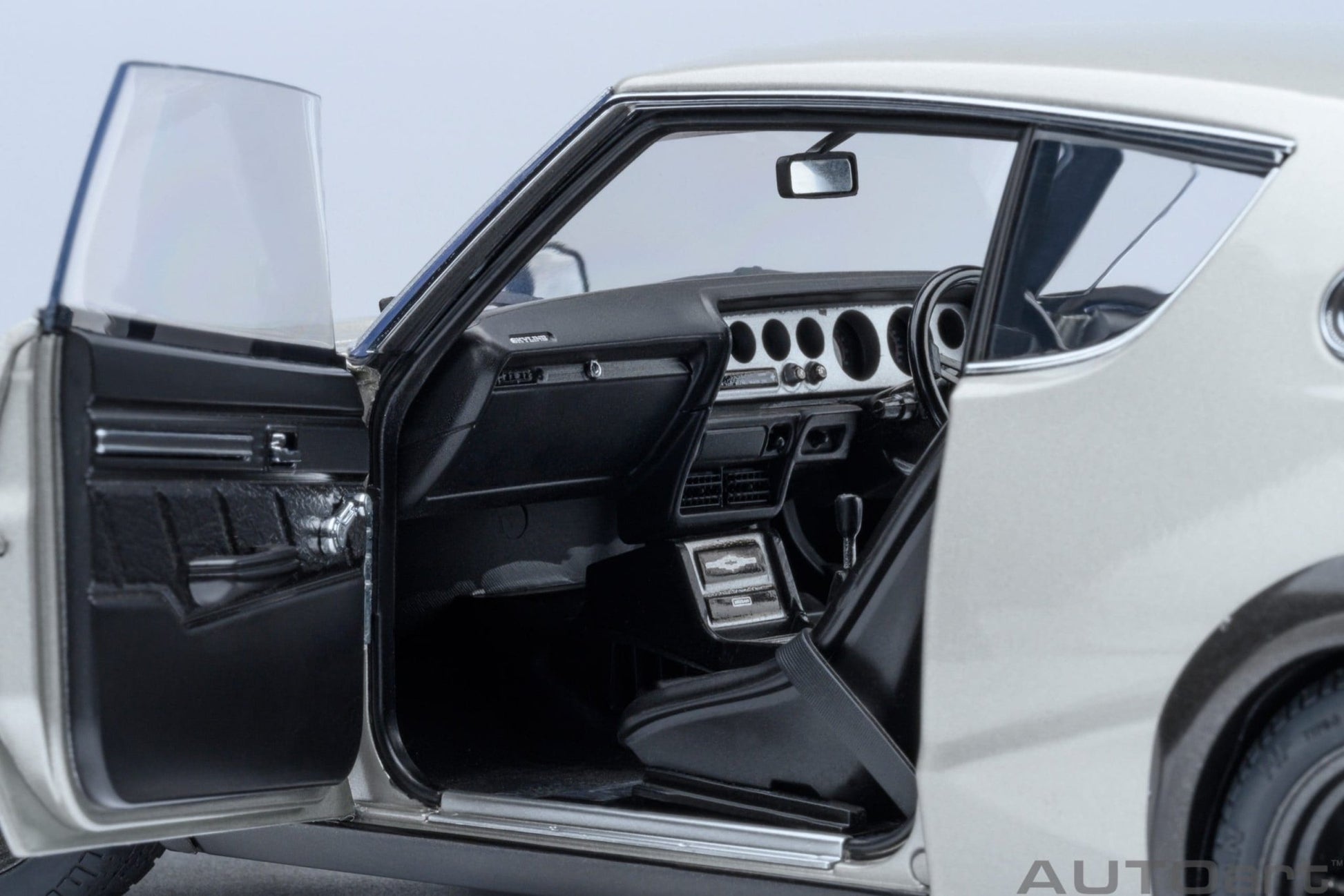 AutoArt Nissan Skyline 2000 GT-R (KPGC110) Tuned version Silver 1:18 Modell