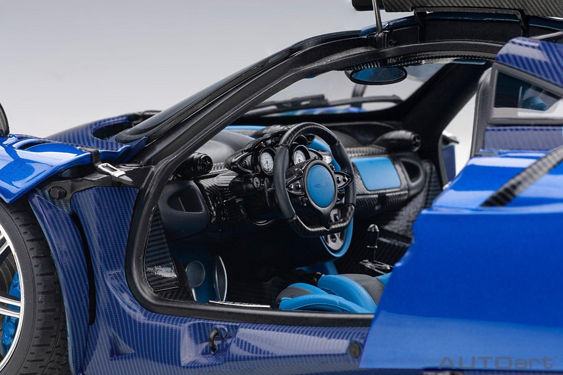 AutoArt Pagani Huayra BC - Blue Francia/Carbon 1:18 Modell - Artexio