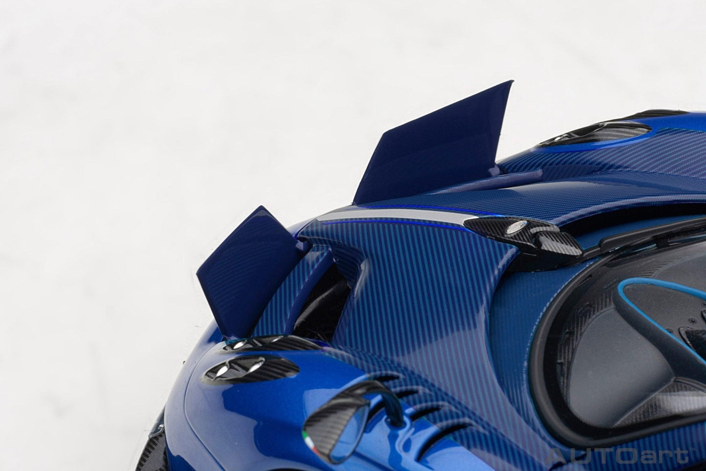 AutoArt Pagani Huayra BC - Blue Francia/Carbon 1:18 Modell - Artexio