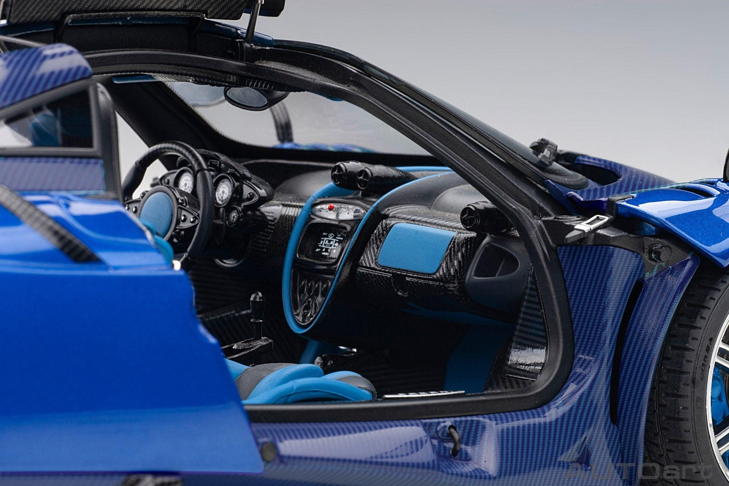 AutoArt Pagani Huayra BC - Blue Francia/Carbon 1:18 Modell - Artexio